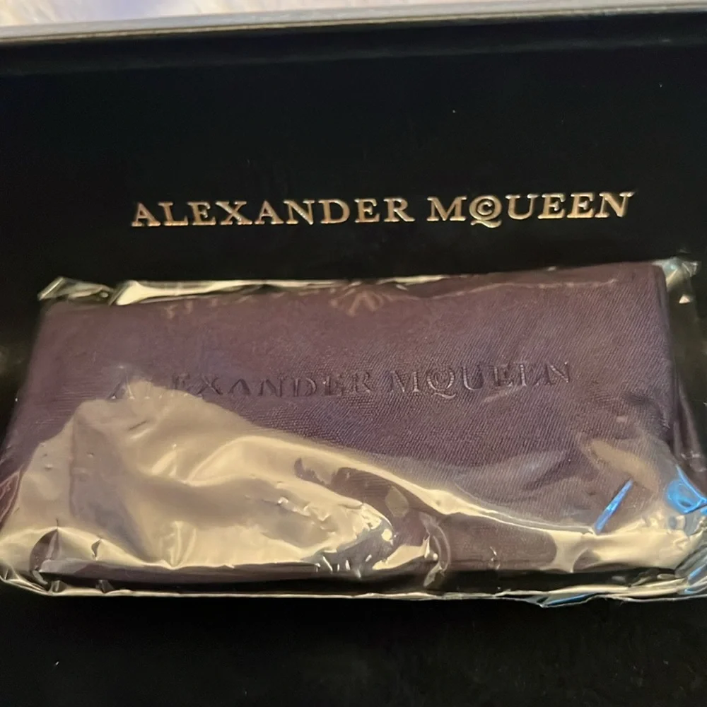 Alexander McQueen Avana Brown Tortoiseshell Sunglasses Leather Case Cloth Card